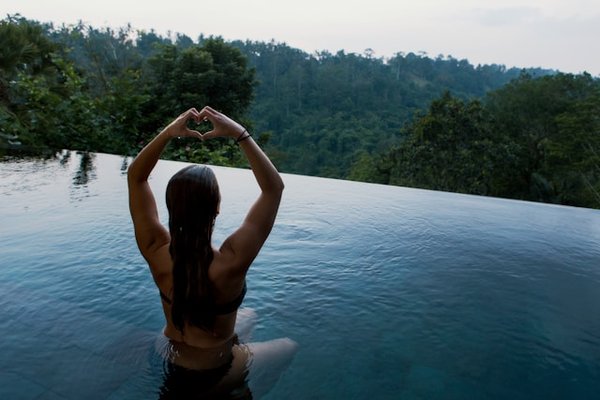 Comment créer une ambiance de montagne autour de votre piscine?